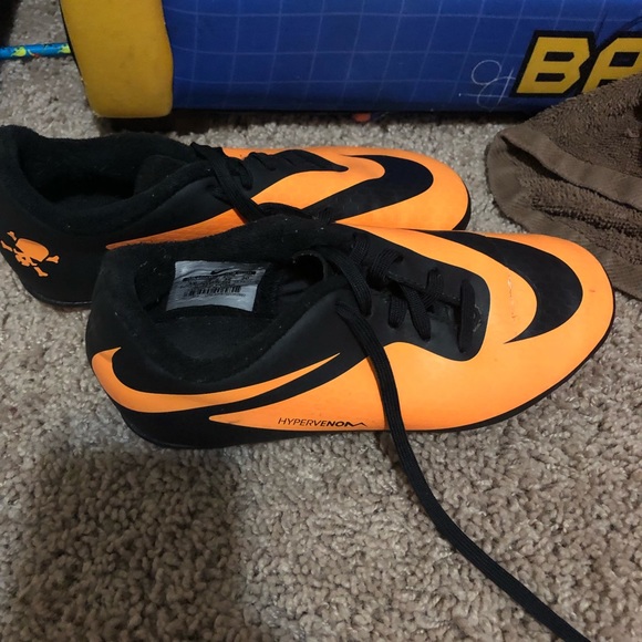 Soccer cleats - Picture 3 of 4